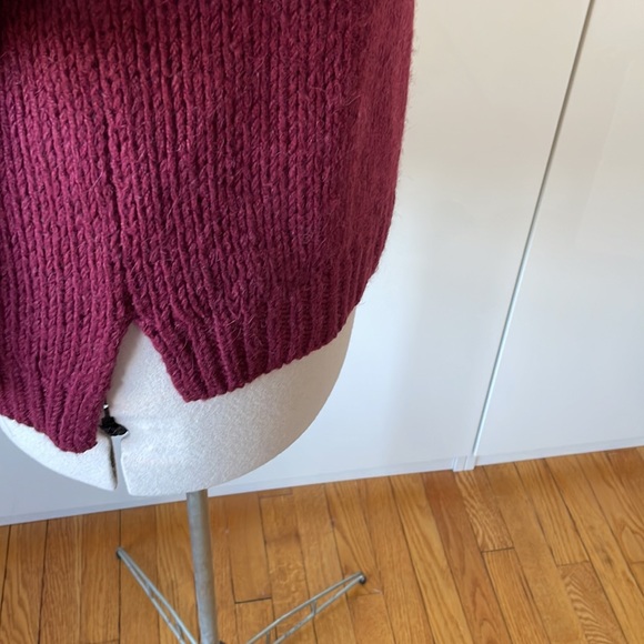 XiRENA Crew Neck Sweater in Burgundy/Pink/Navy Blue Size-XS Oversized fit - Picture 5 of 8